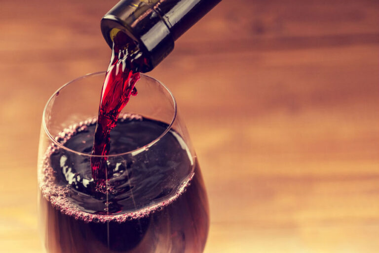 Sirviendo vino