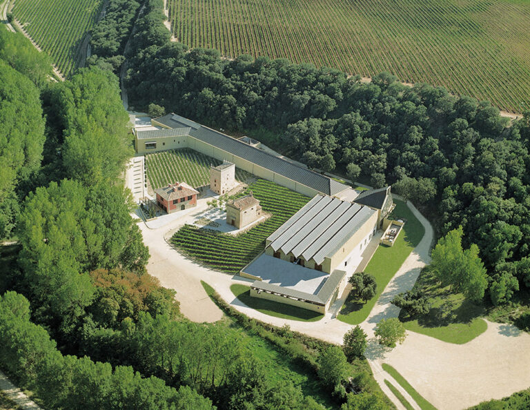 Propiedad-de-Arínzano_vista-aerea-bodega_021