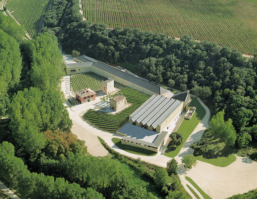 Propiedad-de-Arínzano_vista-aerea-bodega_021