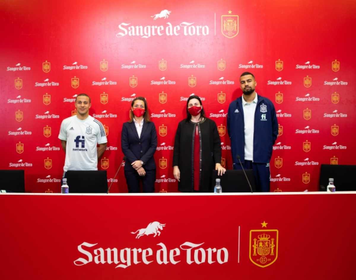 Los jugadores Thiago Alcántara y Robert Sánchez estuvieron en la presentación del patrocinio
