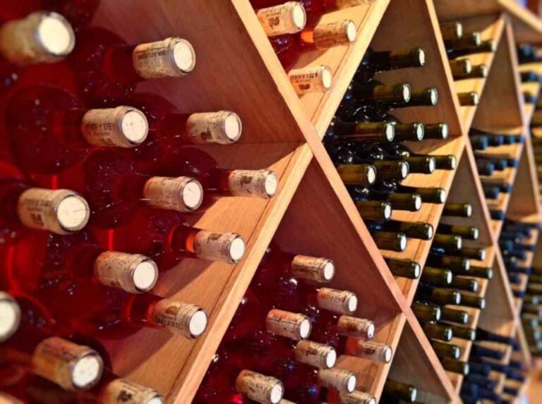 Los efectos de la COVID-19 mantienen un exceso de existencias en bodegas, pero hay un ligero repunte en el consumo
