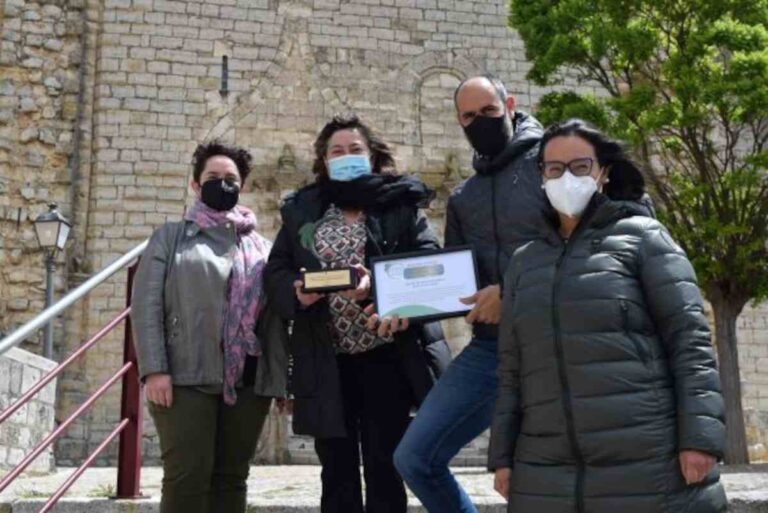 La Presidenta de la Ruta del Vino Cigales, Inés Salas, junto con la Alcaldesa de Mucientes, Emiliana Centeno y el representante del Aula de las Abejas del Cerrato, Miguel Rodríguez.