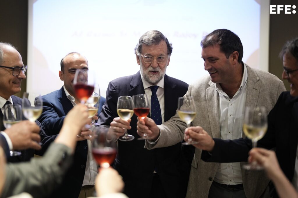 Mariano Rajoy recibe el reconocimiento de CECRV por su apoyo al sector del vino con Denominación de Origen