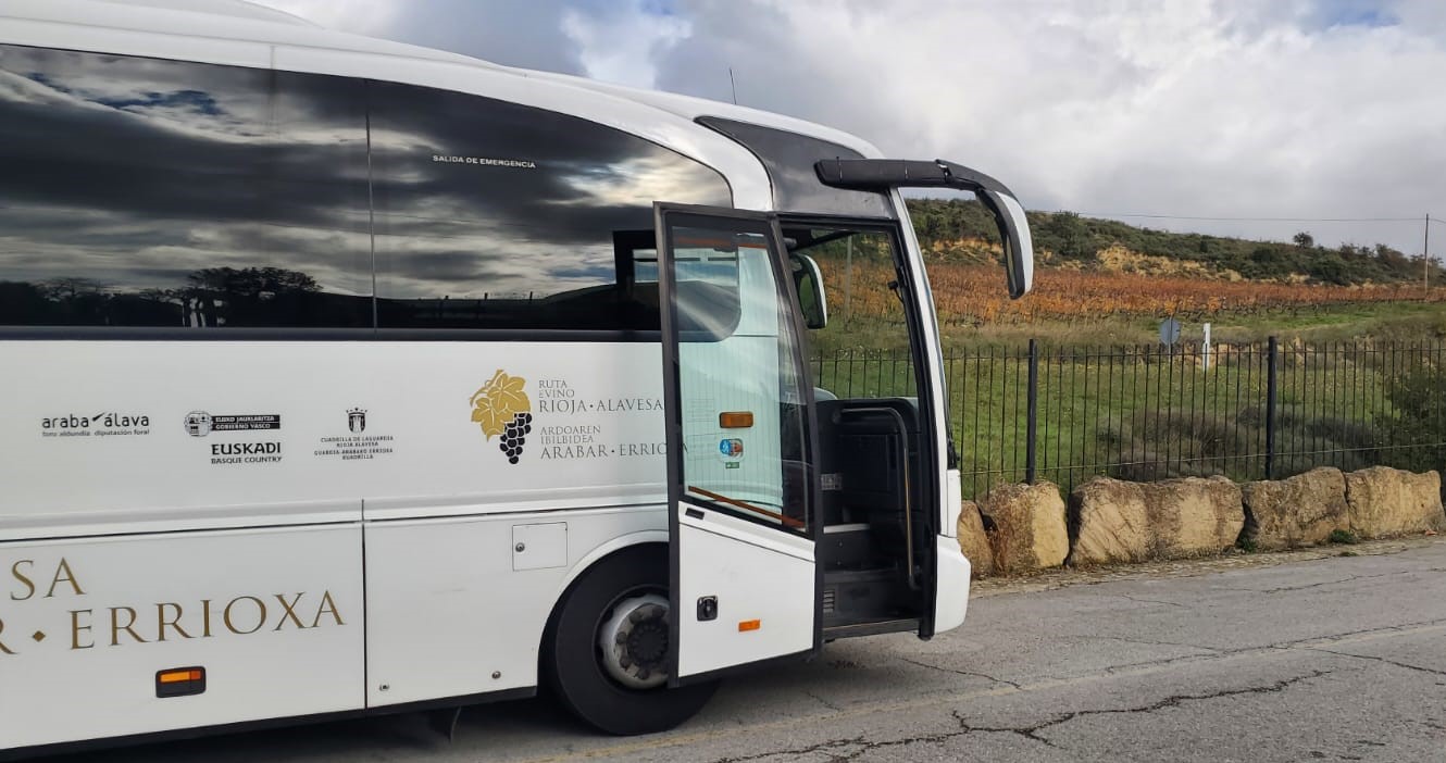 ABAE y Ruta del Vino de Rioja Alavesa se unen para acercar el Enobus a más viajeros