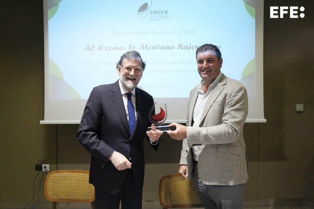 Mariano Rajoy recibe el reconocimiento de CECRV por su apoyo al sector del vino con Denominación de Origen