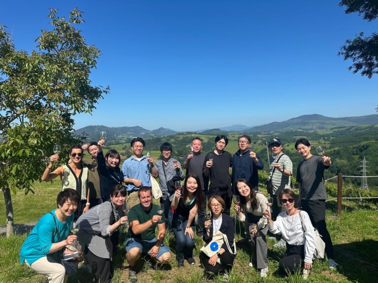 La delegación comercial japonesa en Euskadi finaliza su recorrido con catas de txakoli, sidra y Rioja Alavesa