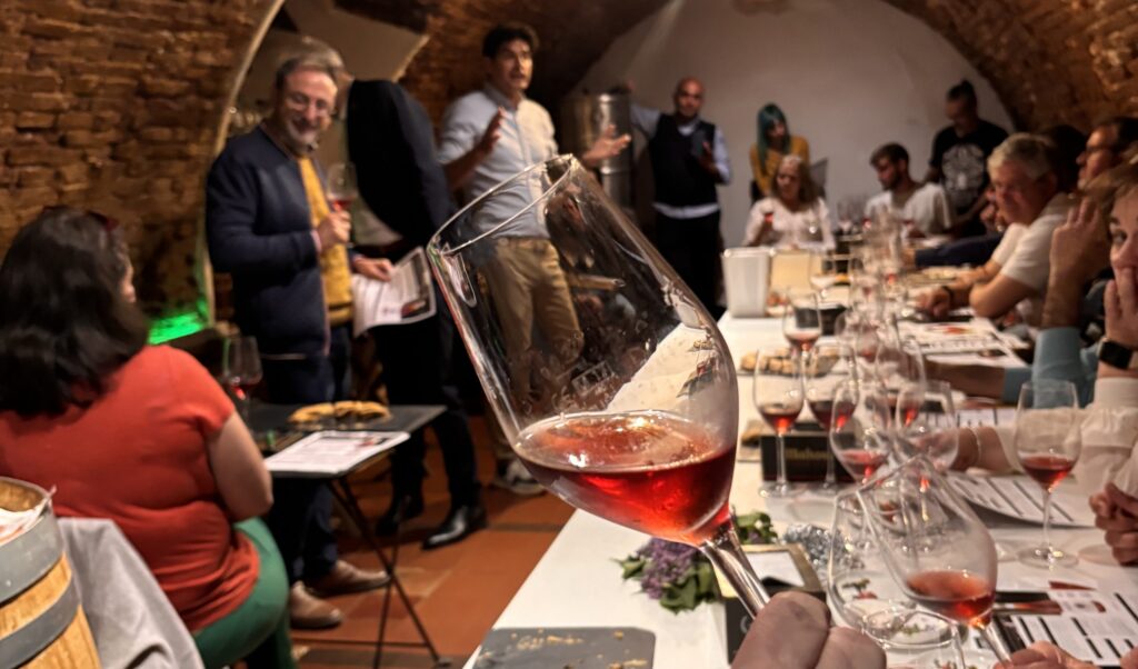 Castilla y León refuerza su liderazgo enológico. Valladolid se convierte en el epicentro del sector con la apertura del primer wine bar con el prestigioso sello del Concours Mondial de Bruxelles. Un espacio donde la calidad no es una promesa, sino una certificación.