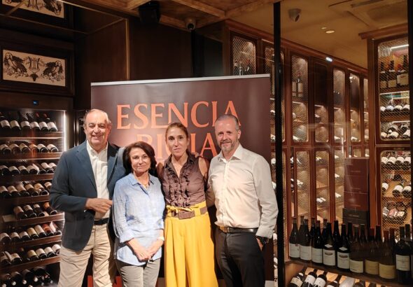 Raquel Pérez Cuevas e Iñigo Torres con José Hidalgo Togores y María Antonia Fernández-Daza