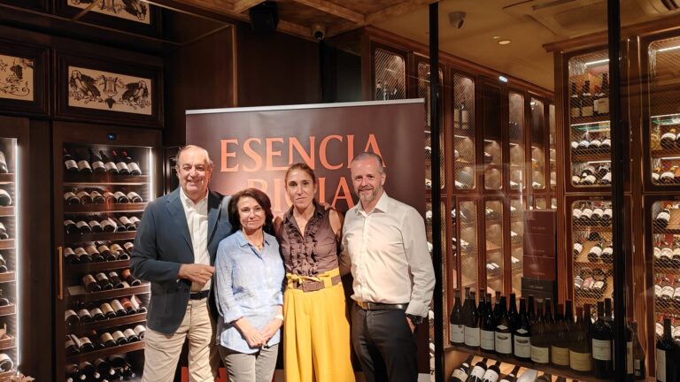 Raquel Pérez Cuevas e Iñigo Torres con José Hidalgo Togores y María Antonia Fernández-Daza